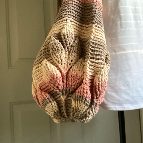 Brand New HANDMADE 3 D Leaf Crochet Shoulder Bag - Picture 2 of 10